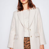 Chaqueta Amphora de la marca I-2024-932, con diseño elegante y detalles modernos, en color neutro sobre fondo blanco.