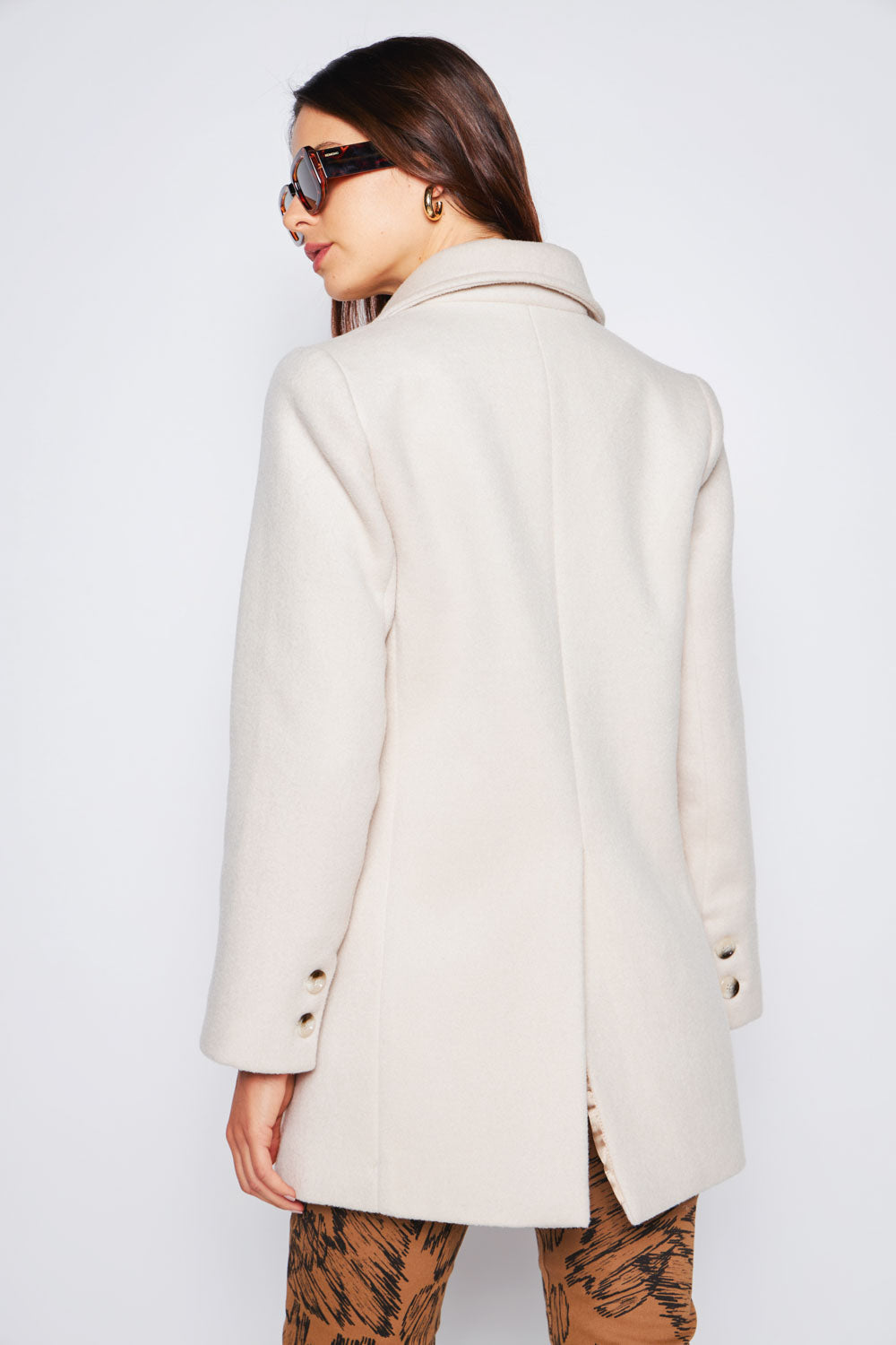 Chaqueta Amphora de la marca I-2024-932, viste con estilo y protección, con detalles en tela y diseño moderno, vista frontal.
