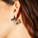 Aros Superstar Silver de BV-2024-276, aretes plateados con diseño llamativo y acabado brillante, vistos en la imagen.