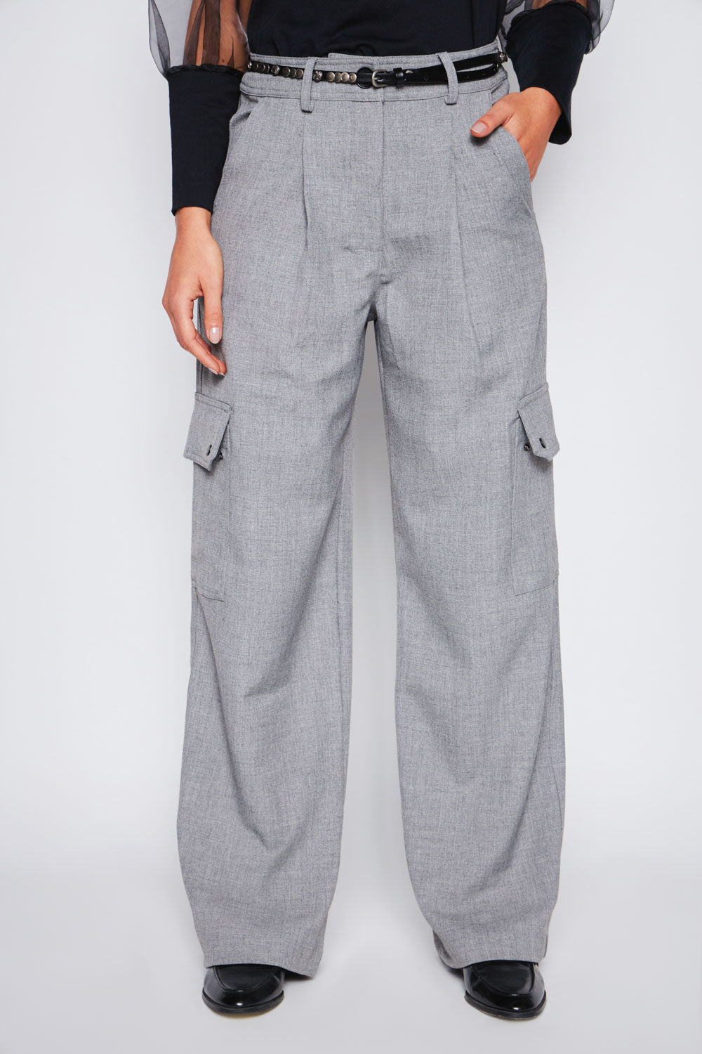Pantalón Andy Grey de la marca I-2024-830, pantalones de corte moderno en gris, con detalles de costura y ajuste cómodo.
