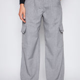 Pantalón Andy Grey de la marca I-2024-830, pantalones de corte moderno en gris, con detalles de costura y ajuste cómodo.