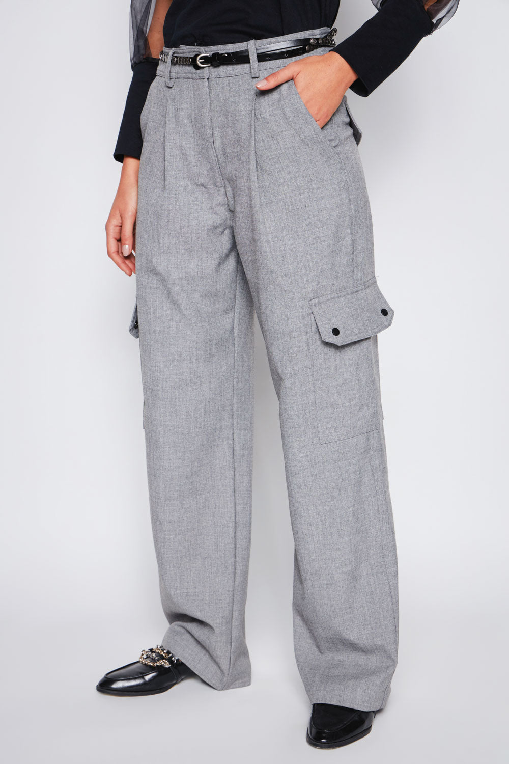 Pantalón Andy Grey de la marca I-2024-830, pantalones de color gris con diseño moderno y ajuste cómodo.