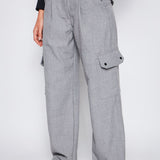 Pantalón Andy Grey de la marca I-2024-830, pantalones de color gris con diseño moderno y ajuste cómodo.