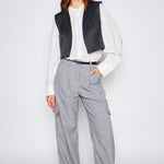 Pantalones Andy Grey de la marca I-2024-830, pantalón de color gris con diseño moderno y ajuste cómodo para mujer.