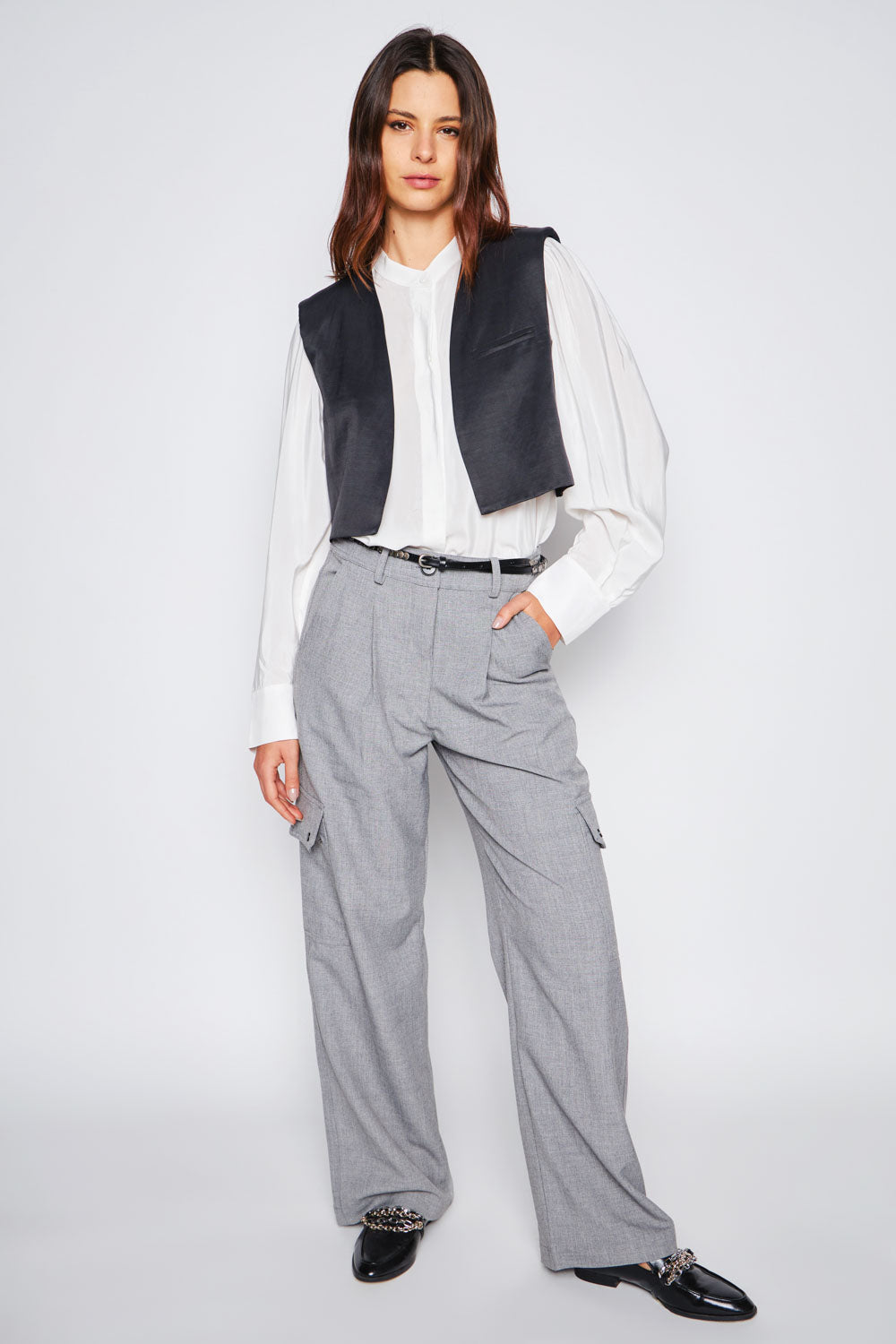 Pantalones Andy Grey de la marca I-2024-830, pantalón de color gris con diseño moderno y ajuste cómodo para mujer.