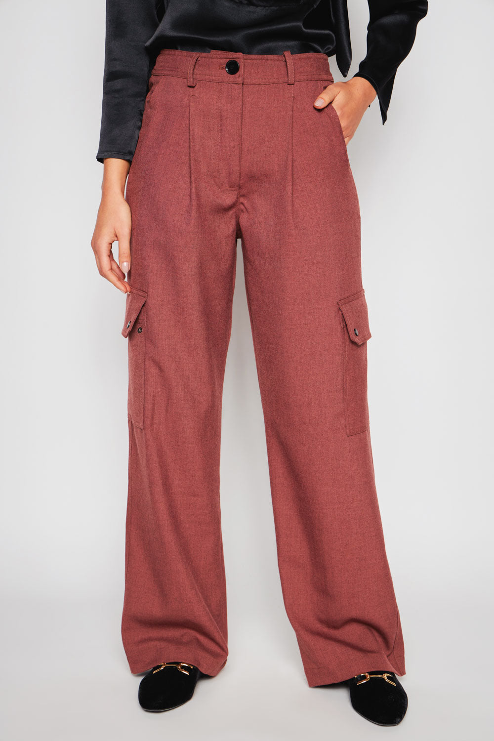 Pantalón Andy Café de la marca I-2024-830, pantalones casuales con diseño cómodo y moderno, en color café.