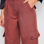 Pantalón Andy Café de la marca I-2024-830, pantalones de moda en color café, vista frontal del diseño y corte.