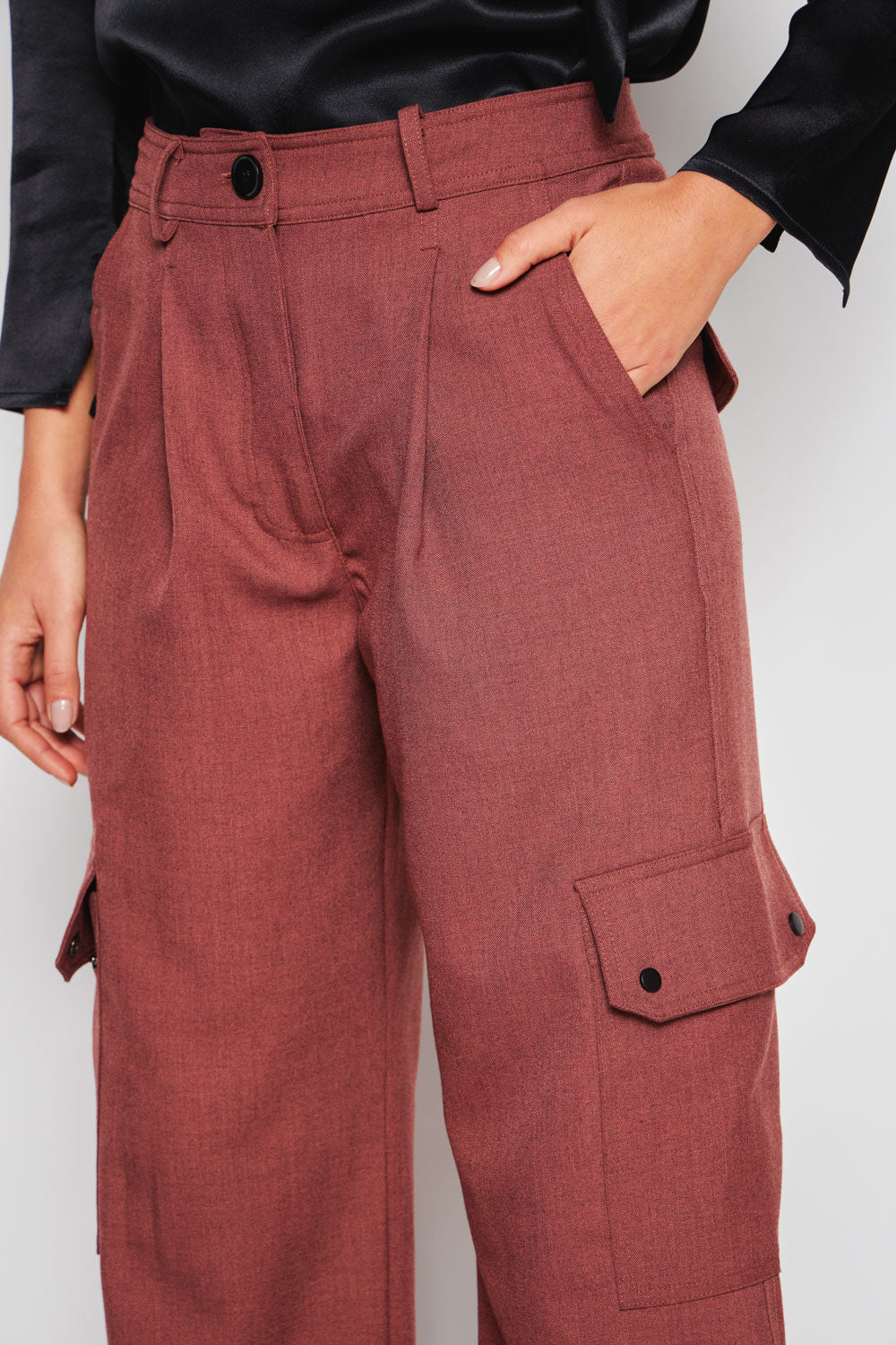 Pantalón Andy Café de la marca I-2024-830, pantalones de moda en color café, vista frontal del diseño y corte.