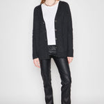Cardigan Bari en tonos grafito de la marca I-2025-15, tejido suave y cómodo para un estilo casual y elegante.