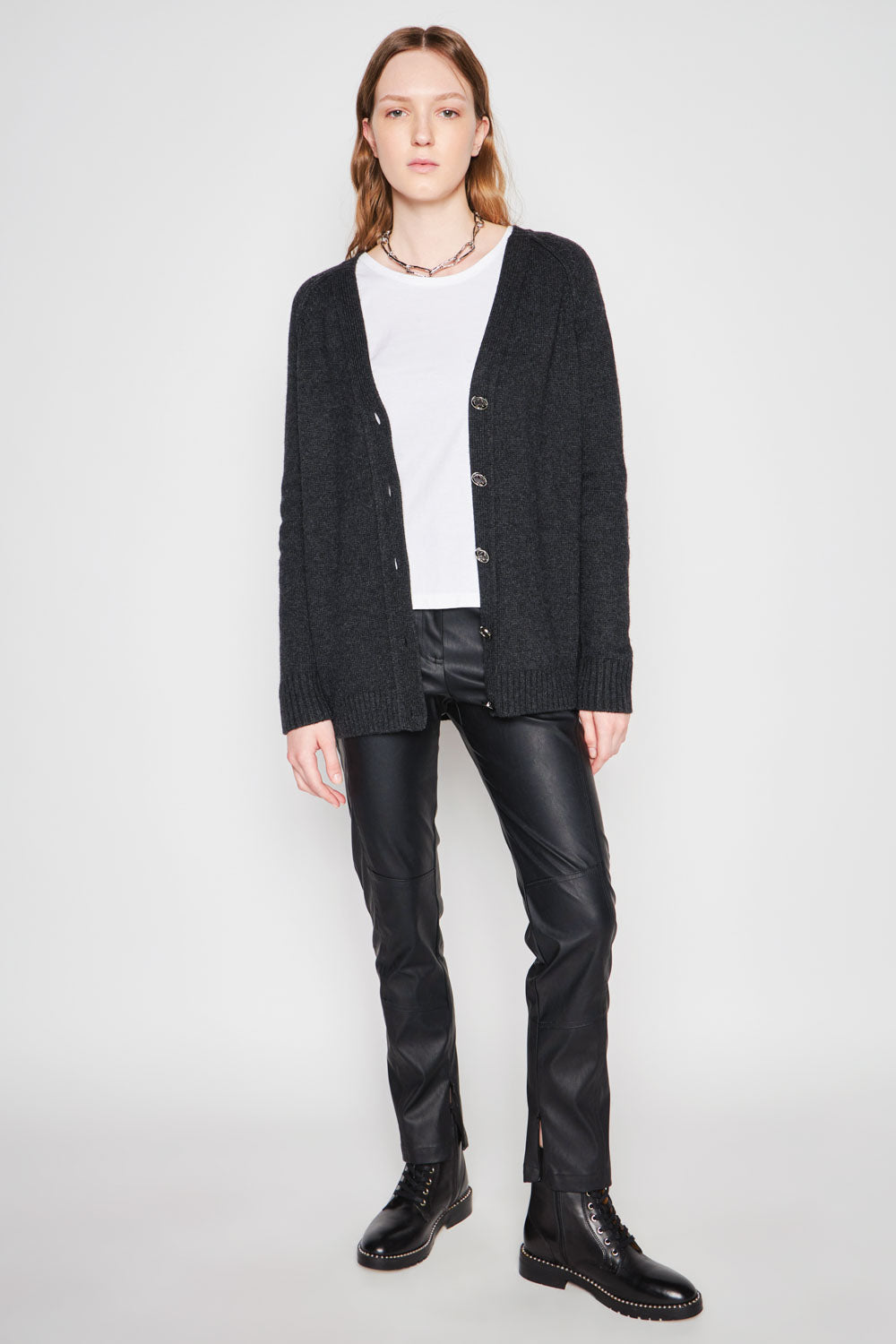 Cardigan Bari en tonos grafito de la marca I-2025-15, tejido suave y cómodo para un estilo casual y elegante.