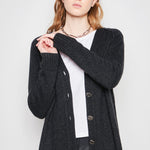 Cardigan Bari en tejido gris grafito de I-2025-15, con diseño moderno y suave textura, visible en la imagen.