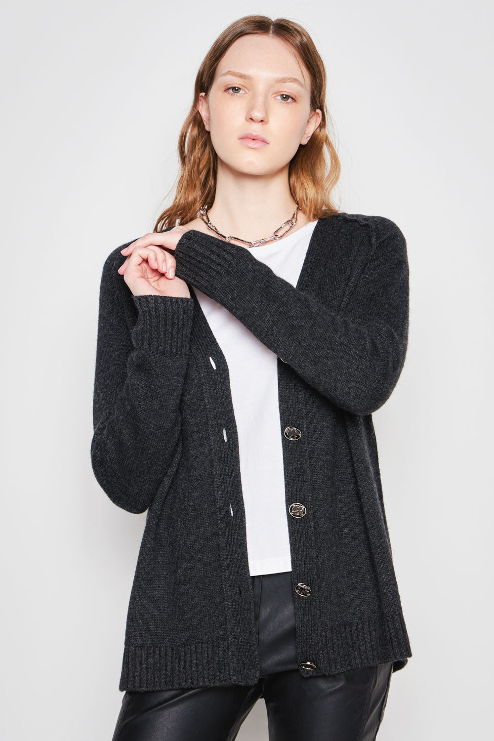 Cardigan Bari en tejido gris grafito de I-2025-15, con diseño moderno y suave textura, visible en la imagen.