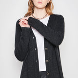 Cardigan Bari en tejido gris grafito de I-2025-15, con diseño moderno y suave textura, visible en la imagen.