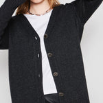 Cardigan Bari en tejido gris grafito de la marca I-2025-15, con diseño elegante y cómodo para vestir.