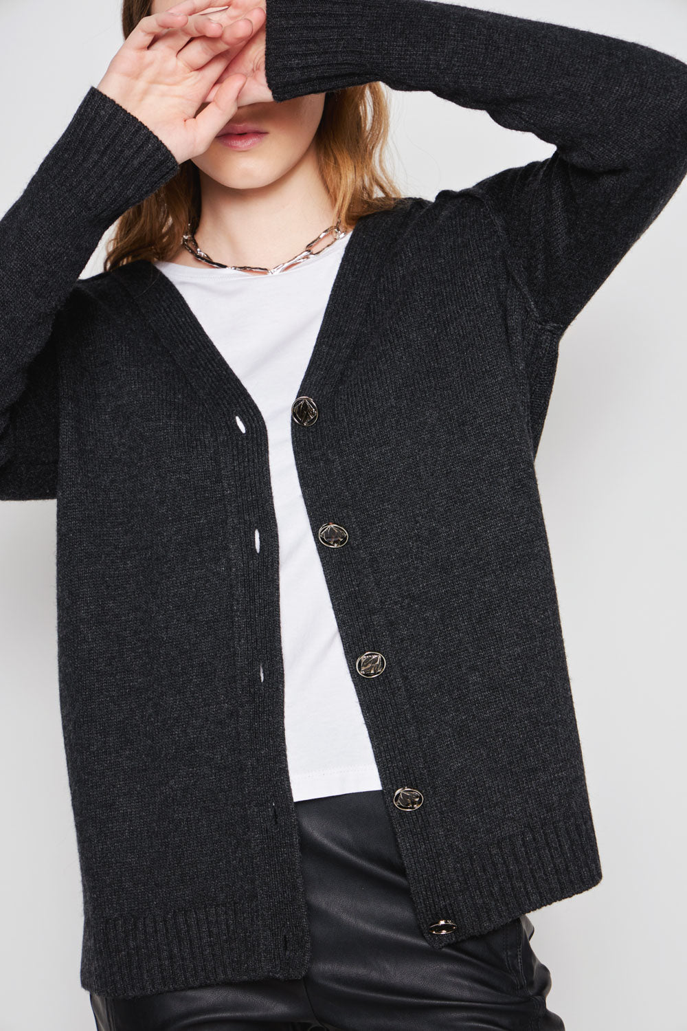 Cardigan Bari en tejido gris grafito de la marca I-2025-15, con diseño elegante y cómodo para vestir.