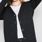 Cardigan Bari en tejido gris grafito de la marca I-2025-15, con diseño elegante y cómodo para vestir.