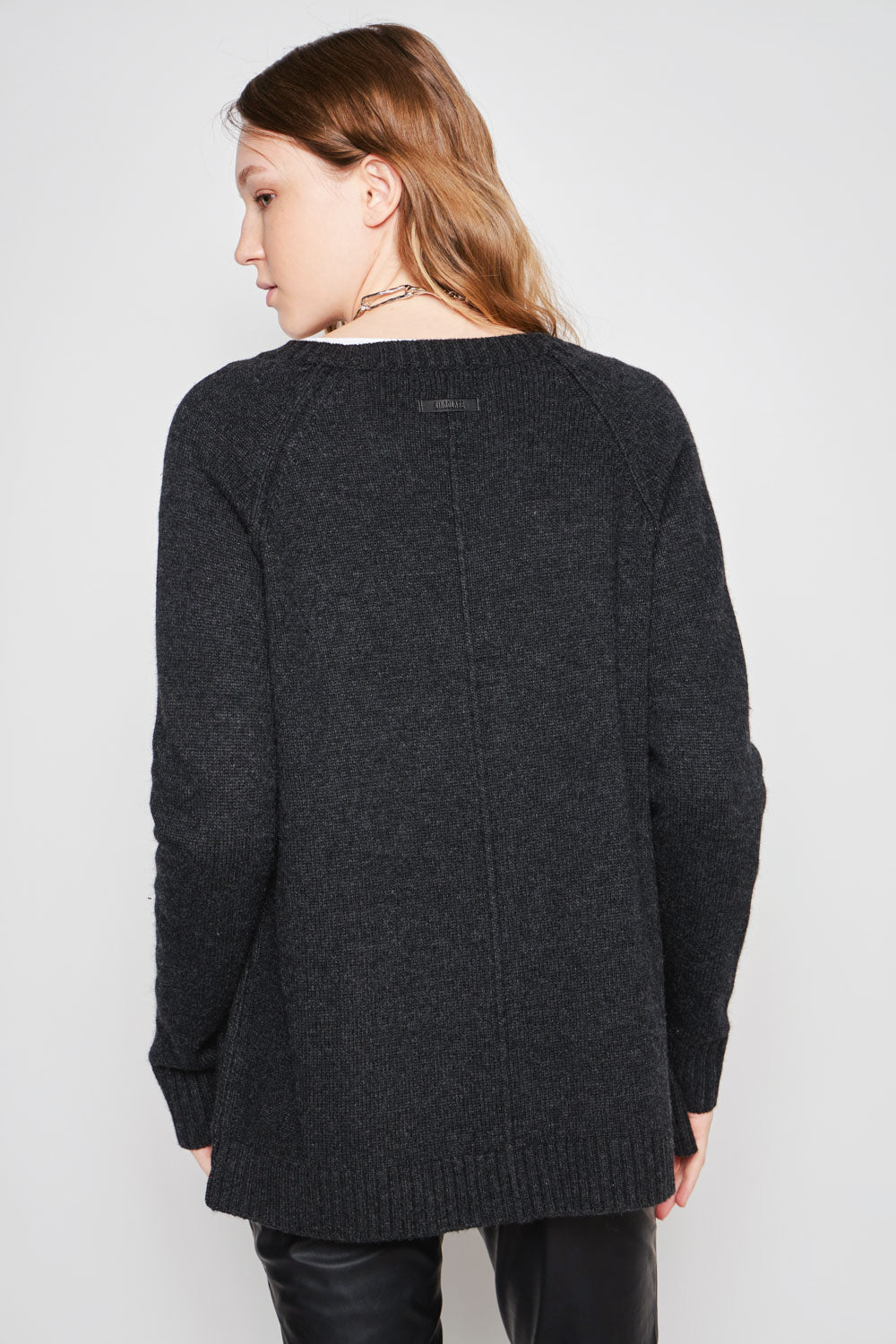 Cardigan de tejidos Bari en color grafito de la marca I-2025-15, con diseño de manga larga y cuello redondo.