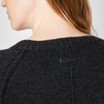 Cardigan Bari Grafito de tejidos de la marca I-2025-15, mostrando el diseño y textura del tejido en color gris oscuro.