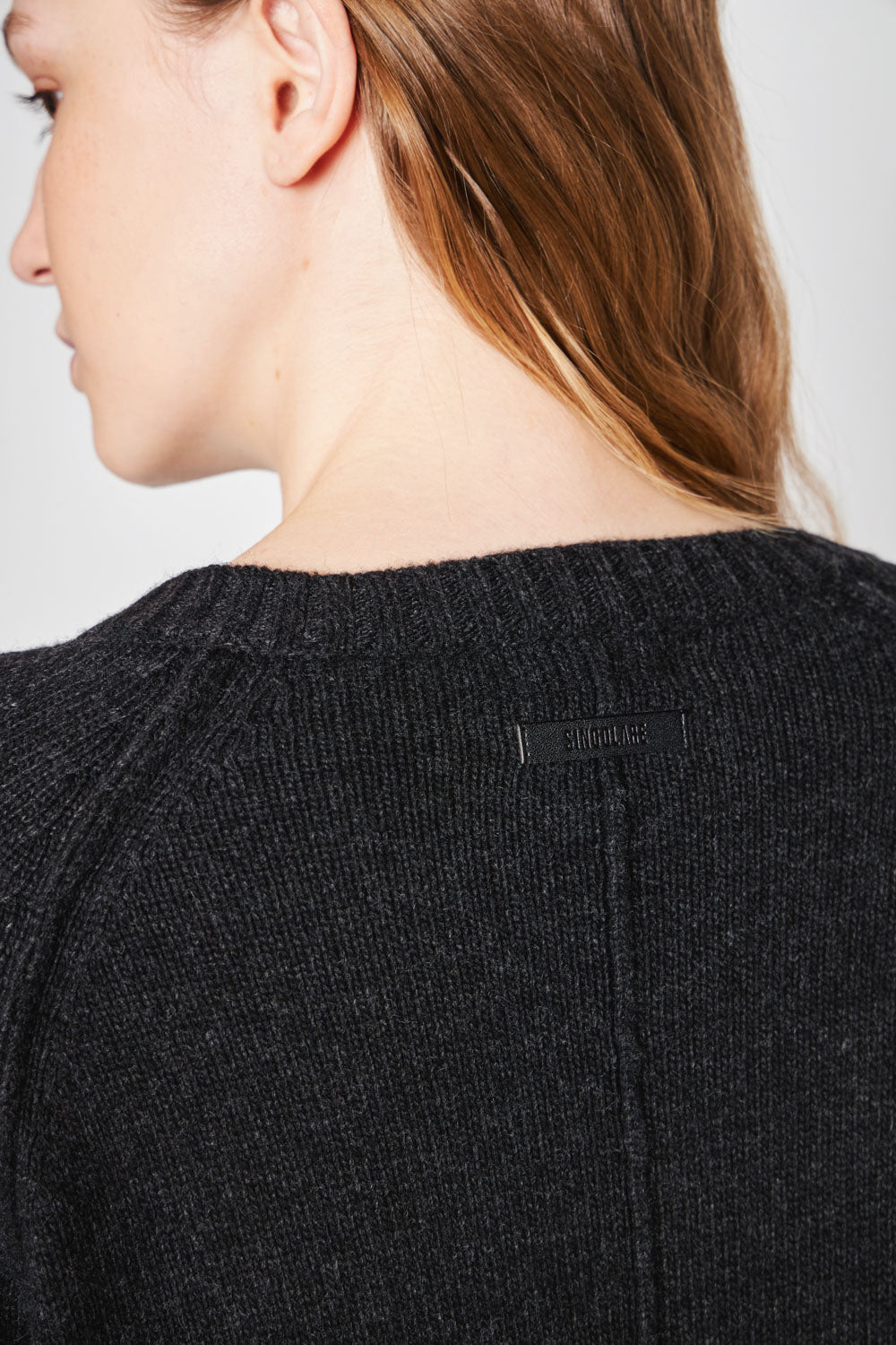 Cardigan Bari Grafito de tejidos de la marca I-2025-15, mostrando el diseño y textura del tejido en color gris oscuro.