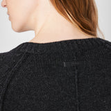 Cardigan Bari Grafito de tejidos de la marca I-2025-15, mostrando el diseño y textura del tejido en color gris oscuro.