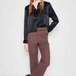 Pantalón Milan marrón de la marca I-2024-836, pantalones de corte clásico con bolsillos delanteros y detalles de costura.