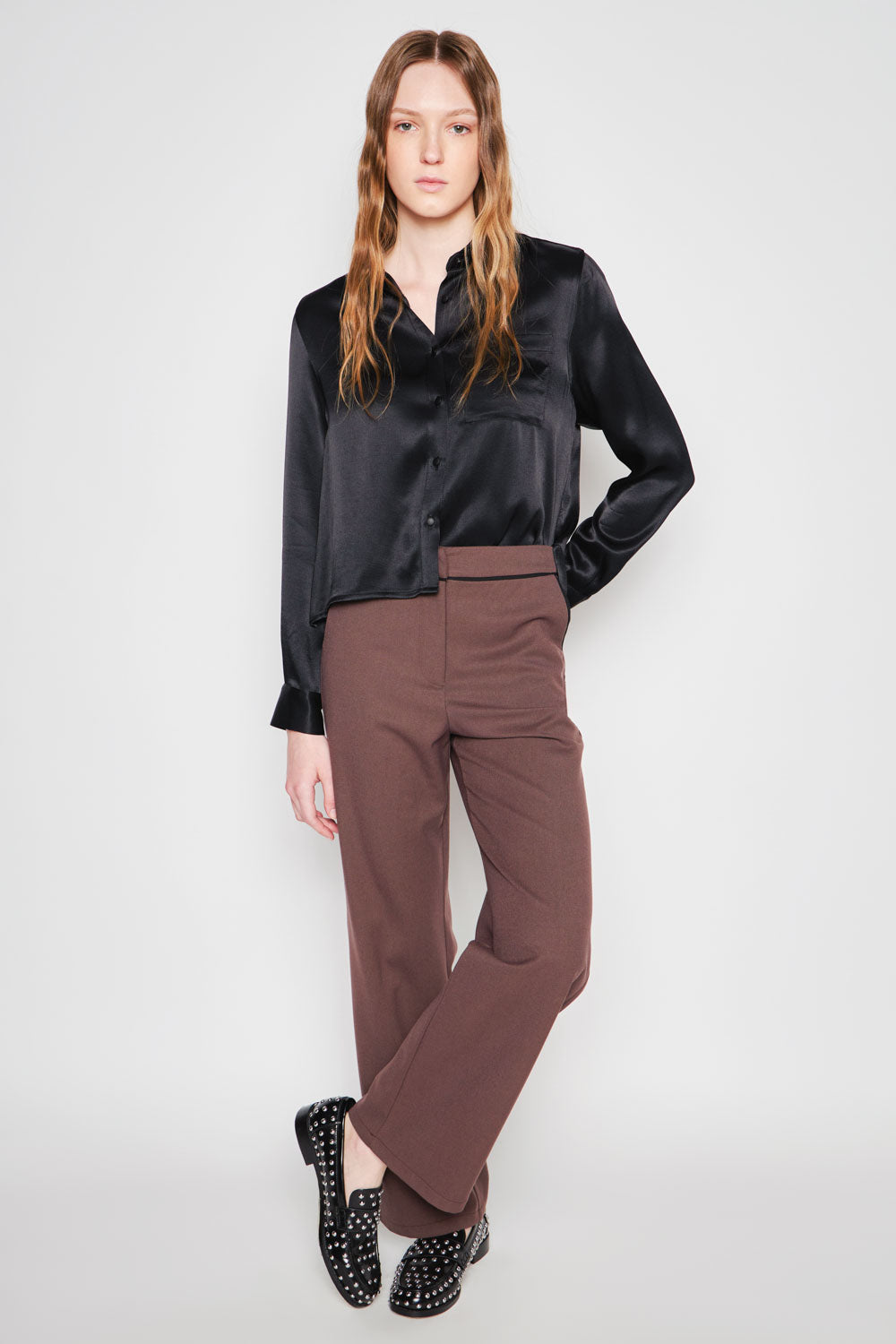 Pantalón Milan marrón de la marca I-2024-836, pantalones de corte clásico con bolsillos delanteros y detalles de costura.