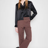 Pantalón Milan marrón de la marca I-2024-836, pantalones de corte clásico con bolsillos delanteros y detalles de costura.