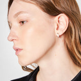 Aros Olave Plata de la marca BI-2024-230, elegantes y brillantes, mostrados en la imagen con diseño moderno y acabado en plata.