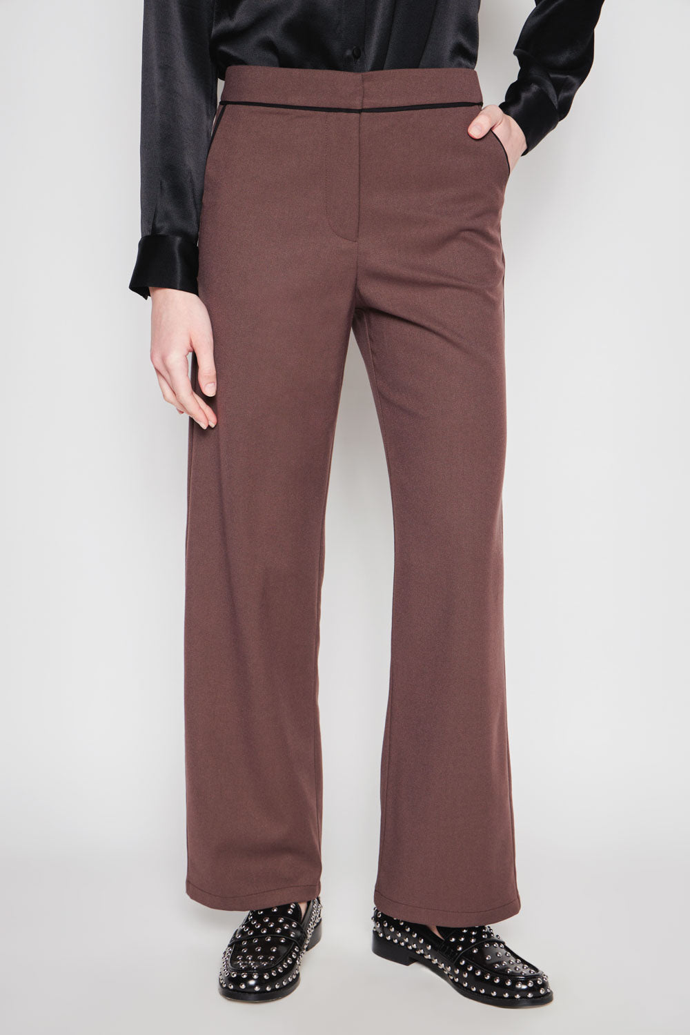Pantalón de color marrón Milan de la marca I-2024-836, pantalones de moda para hombre, vista frontal.