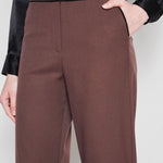 Pantalón Milan marrón de la marca I-2024-836, pantalones de corte clásico y tejido suave, visible en la imagen.