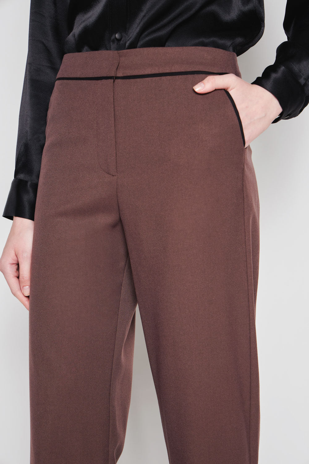 Pantalón Milan marrón de la marca I-2024-836, pantalones de corte clásico y tejido suave, visible en la imagen.
