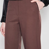 Pantalón Milan marrón de la marca I-2024-836, pantalones de corte clásico y tejido suave, visible en la imagen.