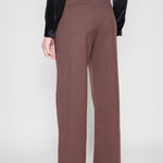 Pantalones Milan Brown de la marca I-2024-836, color marrón, con diseño moderno y ajuste cómodo en la imagen.