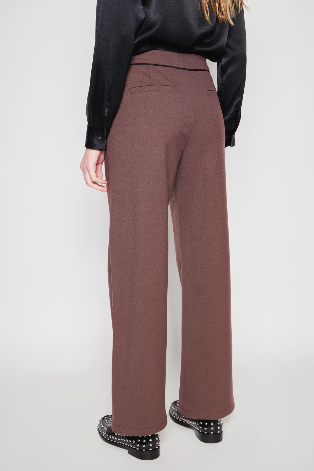 Pantalones Milan Brown de la marca I-2024-836, color marrón, con diseño moderno y ajuste cómodo en la imagen.