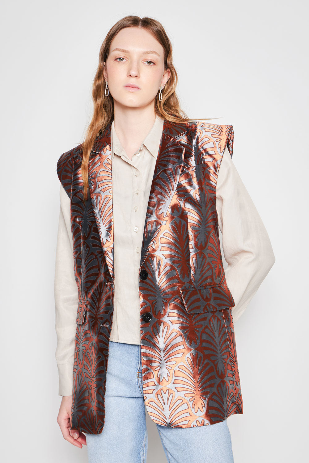 Chaqueta blazer Sialia de la marca O-2024-904, en color gris con cuello y mangas largas, vista frontal sobre fondo neutro.
