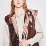 Blazer Sialia de la marca O-2024-904, chaqueta elegante en color neutro con diseño moderno y detalles en la foto.