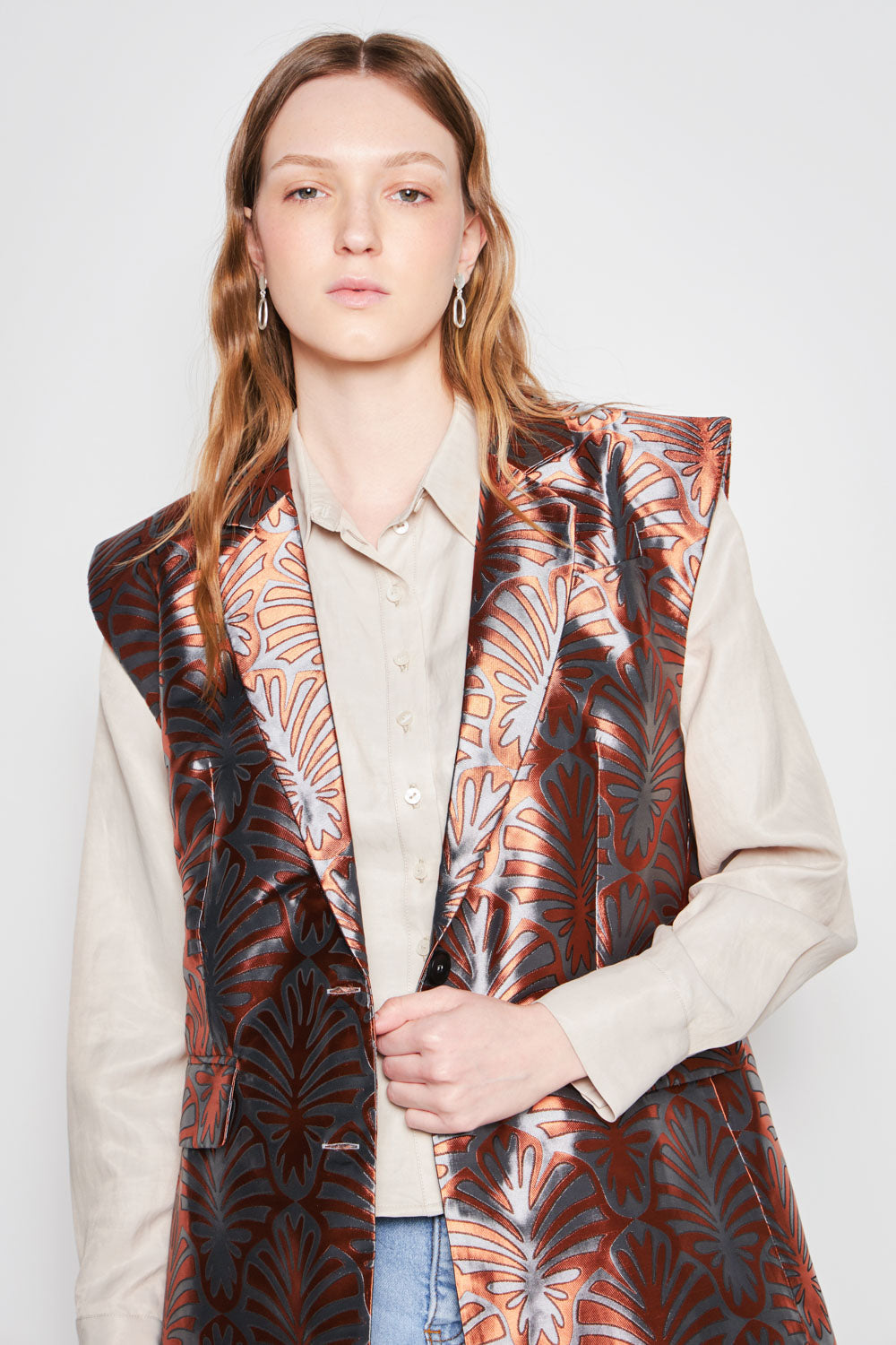 Blazer Sialia de la marca O-2024-904, chaqueta elegante en color neutro con diseño moderno y detalles en la foto.