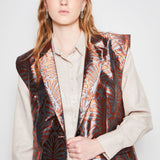 Blazer Sialia de la marca O-2024-904, chaqueta elegante en color neutro con diseño moderno y detalles en la foto.