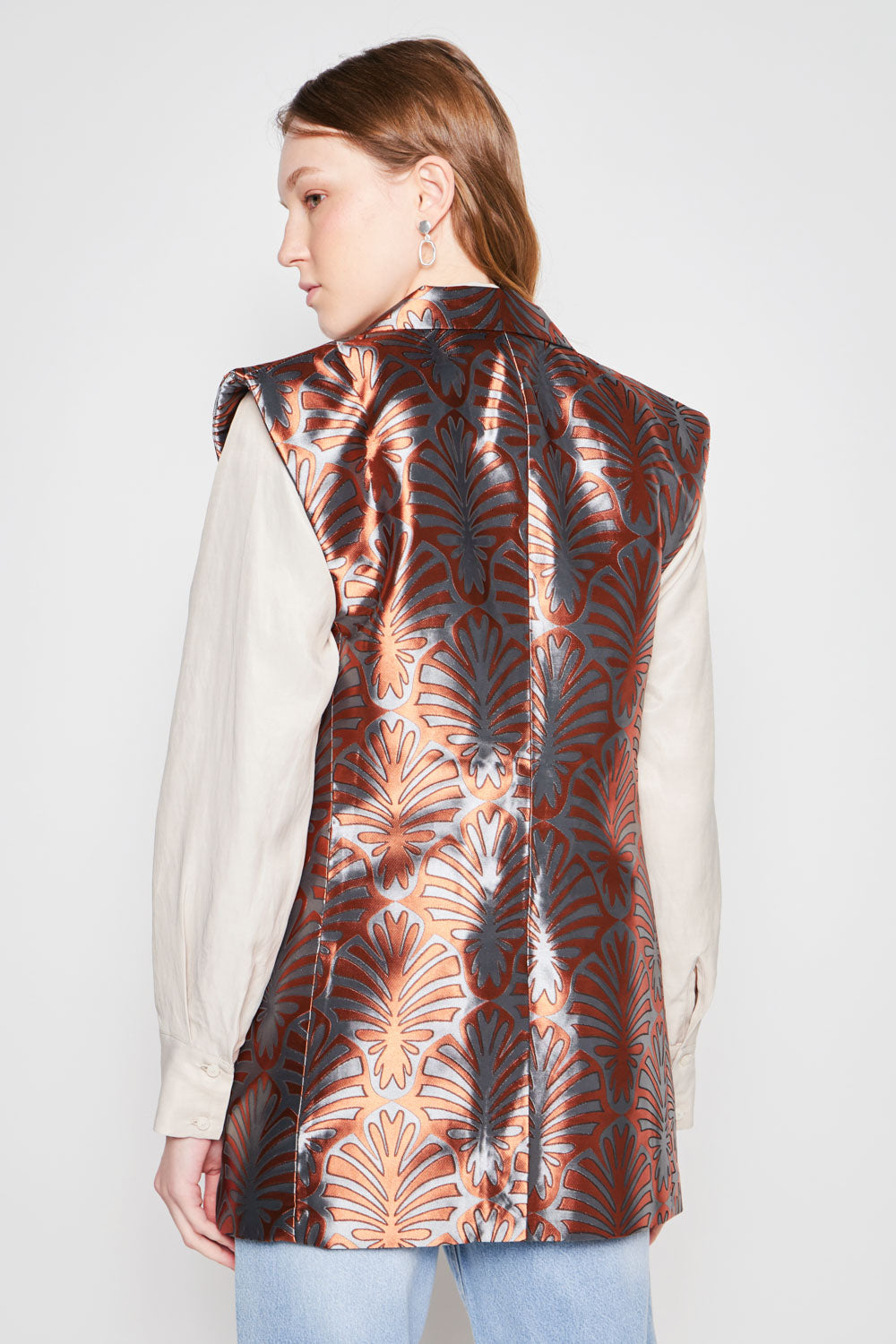 Chaqueta blazer Sialia de la marca O-2024-904, vista frontal con diseño elegante y detalles en color neutro.