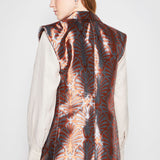 Chaqueta blazer Sialia de la marca O-2024-904, vista frontal con diseño elegante y detalles en color neutro.