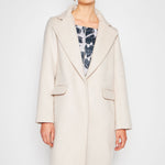 Chaqueta Berry de la marca I-2024-935, abrigo acolchado de color burdeos con capucha y cierre frontal.