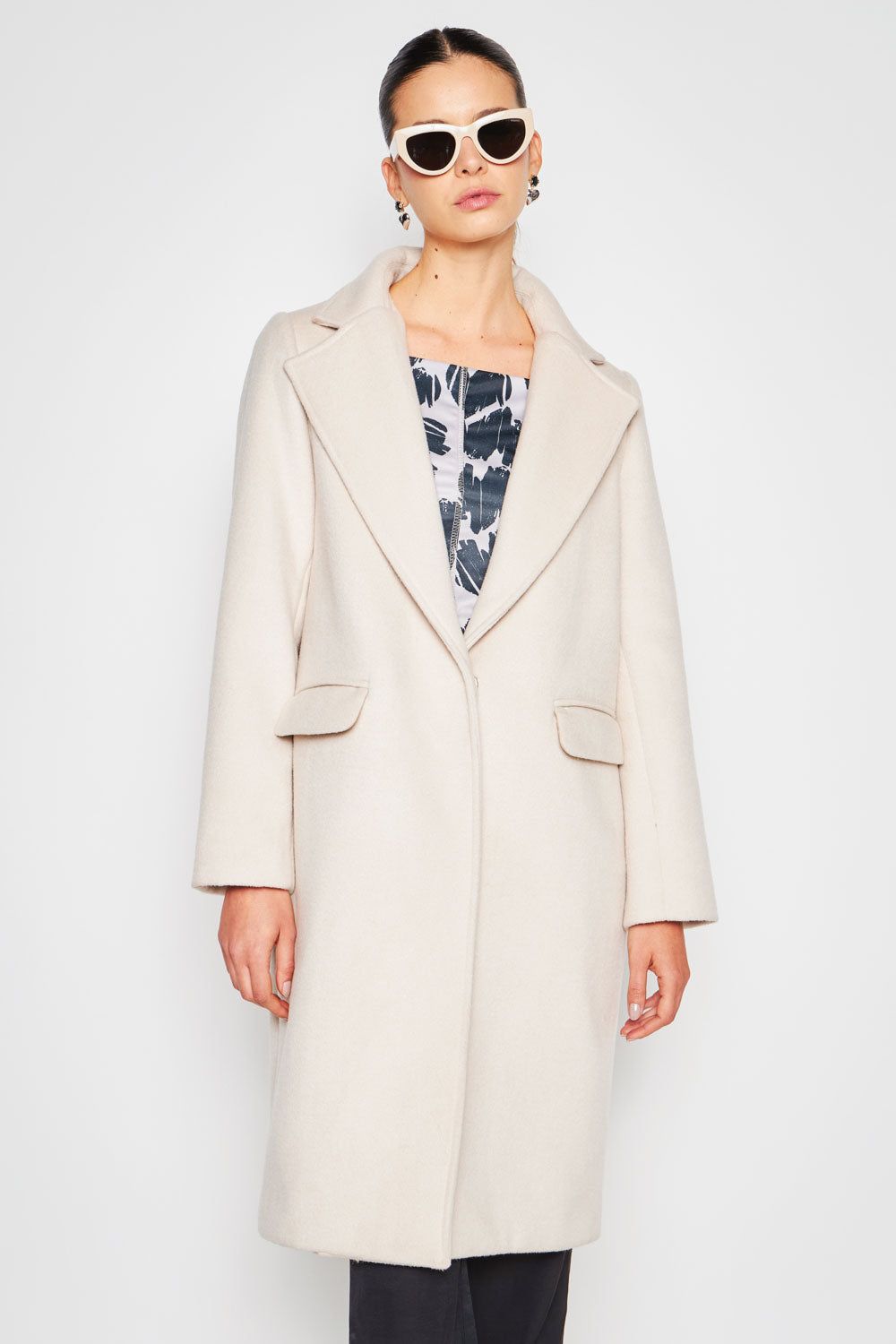 Chaqueta Berry de la marca I-2024-935, abrigo acolchado de color burdeos con capucha y cierre frontal.