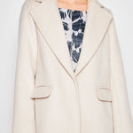 Chaqueta Berry de la marca I-2024-935, abrigo elegante con diseño moderno y detalles en la imagen.