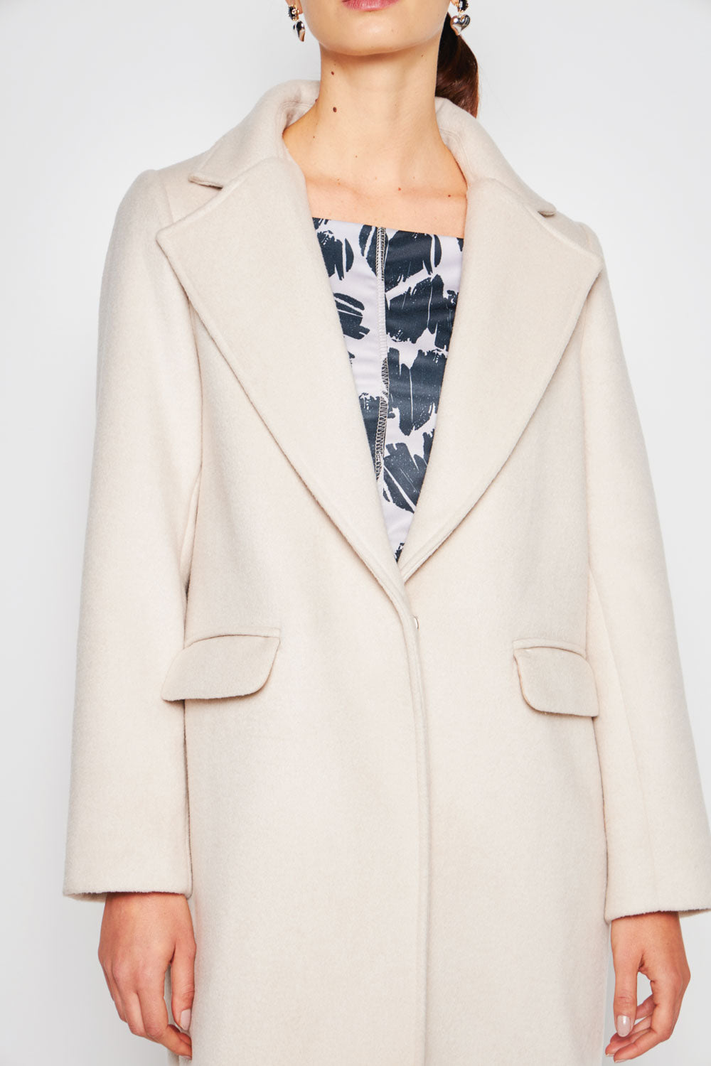 Chaqueta Berry de la marca I-2024-935, abrigo elegante con diseño moderno y detalles en la imagen.