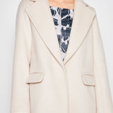 Chaqueta Berry de la marca I-2024-935, abrigo elegante con diseño moderno y detalles en la imagen.