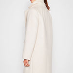 Chaqueta Berry de la marca I-2024-935, color vibrante, con cierre y bolsillos visibles, para un estilo moderno y cálido.
