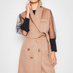 Chaqueta tapado Claire de la marca I-2024-933 en color neutro, con diseño elegante y detalles de tela suave.