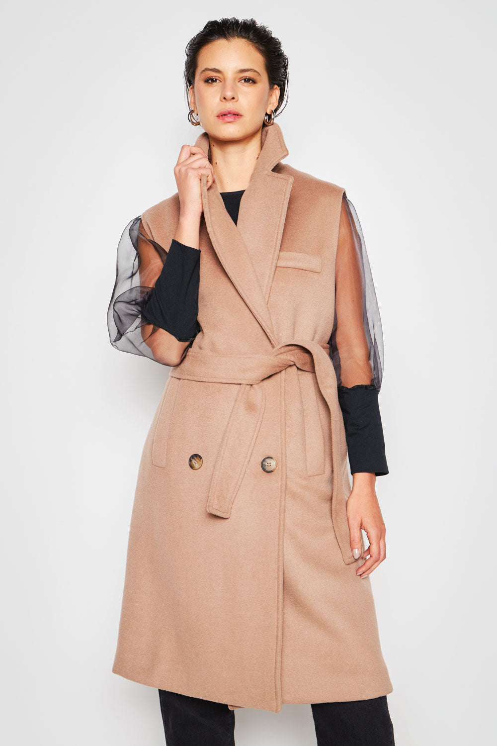 Chaqueta tapado Claire de la marca I-2024-933 en color neutro, con diseño elegante y detalles de tela suave.