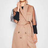 Chaqueta tapado Claire de la marca I-2024-933 en color neutro, con diseño elegante y detalles de tela suave.