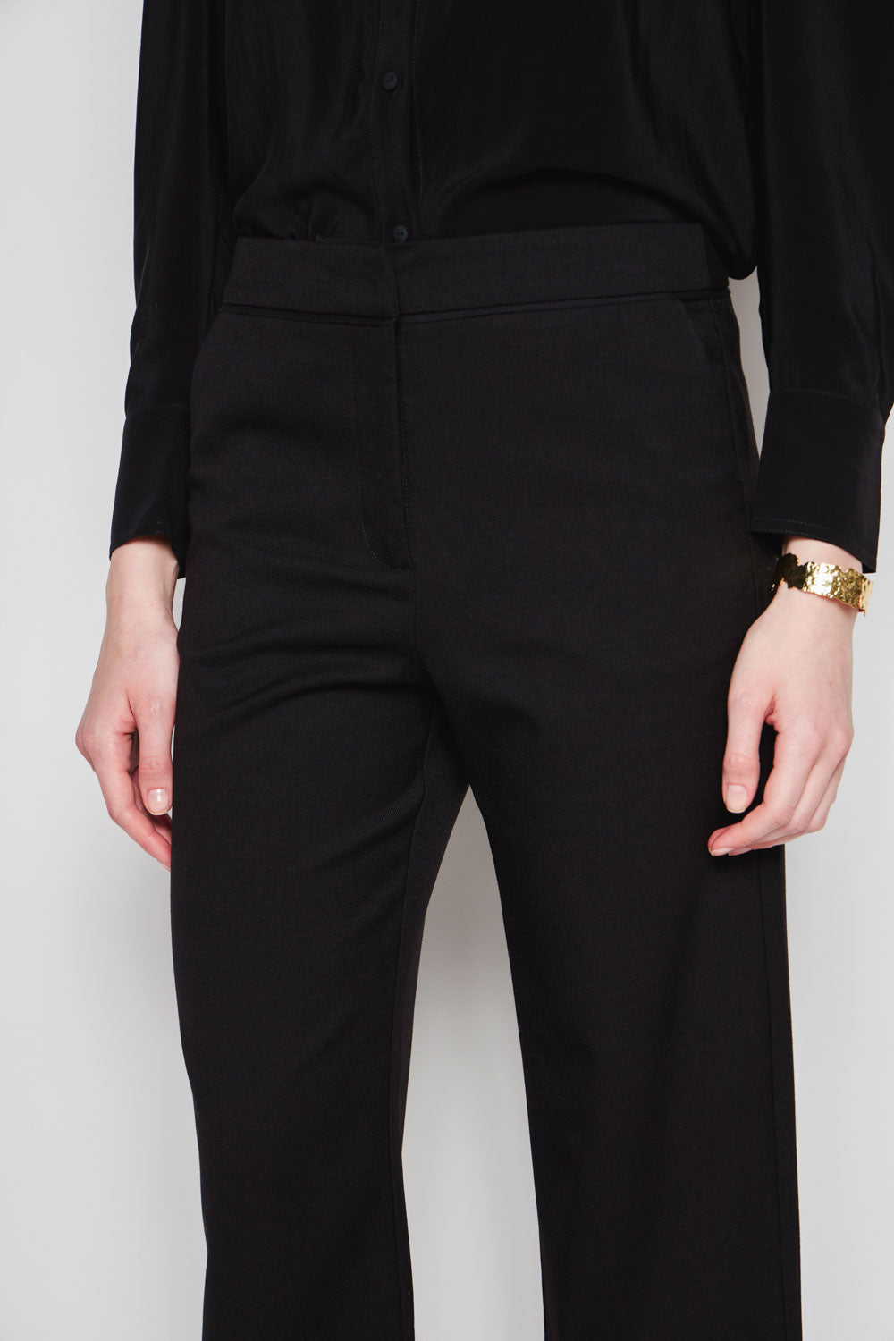 Pantalón Milan marrón de la marca I-2024-836, pantalones lisos con ajuste moderno y cinturilla en la imagen.